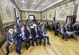 Imagen de los asistentes al Encuentro en la Sala de las Pinturas del Colegio Fonseca.