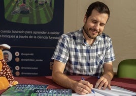 Ángel Roldán Martínez, firmando su libro.