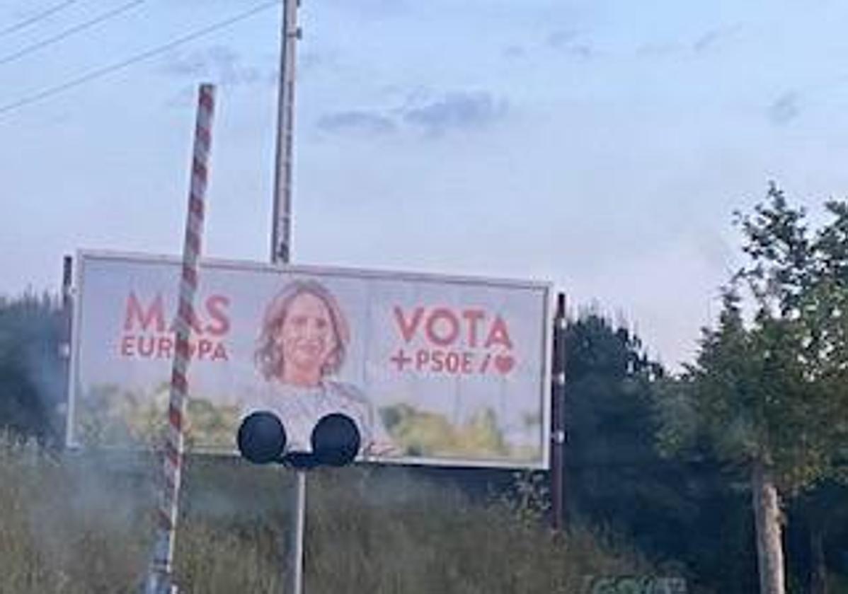 Uno de los carteles del PSOE en la avenida San Agustín.