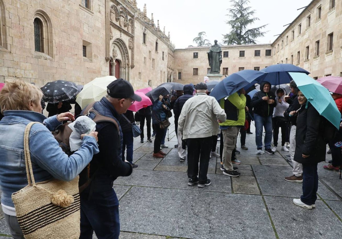 Turistas, bajo la lluvia el pasado abril en las Escuelas Mayores.