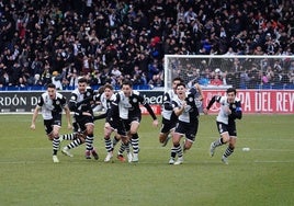 Los jugadores de Unionistas corren desbocados para celebrar su triunfo en los penaltis frente al Villarrreal en el Reina.