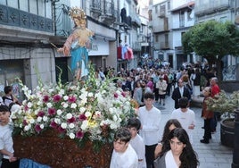 La procesión, a su paso por la Calle Mayor