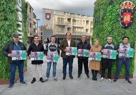 Responsables del Ayuntamiento y del Pata Brava en la presentación del cartel.