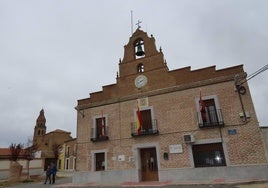 Palaciosrubios con su iglesia de San Andrés al fondo.