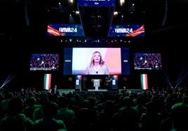 La presidenta del Consejo de Ministros de Italia, Giorgia Meloni, interviene de manera telemática durante el acto 'Viva 24' de VOX, en el Palacio de Vistalegre.