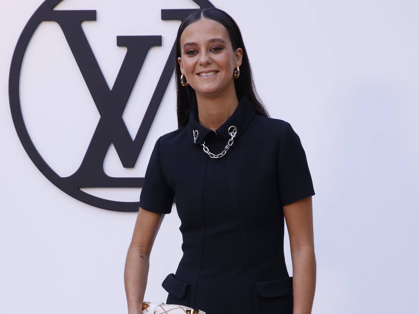 La influencer Victoria Federica posa en el photocall del desfile de Louis Vuitton, en el Park Güell.