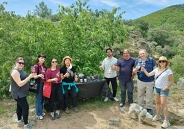 Los participantes en la cata brindan con vinos de San Esteban.