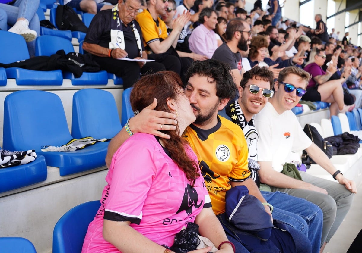 Búscate en la grada del Reina Sofía en el partido contra el Arenteiro
