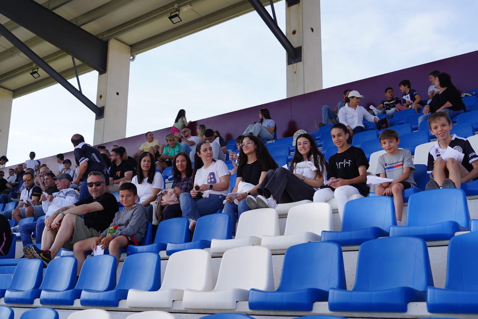 Búscate en la grada del Reina Sofía en el partido contra el Arenteiro