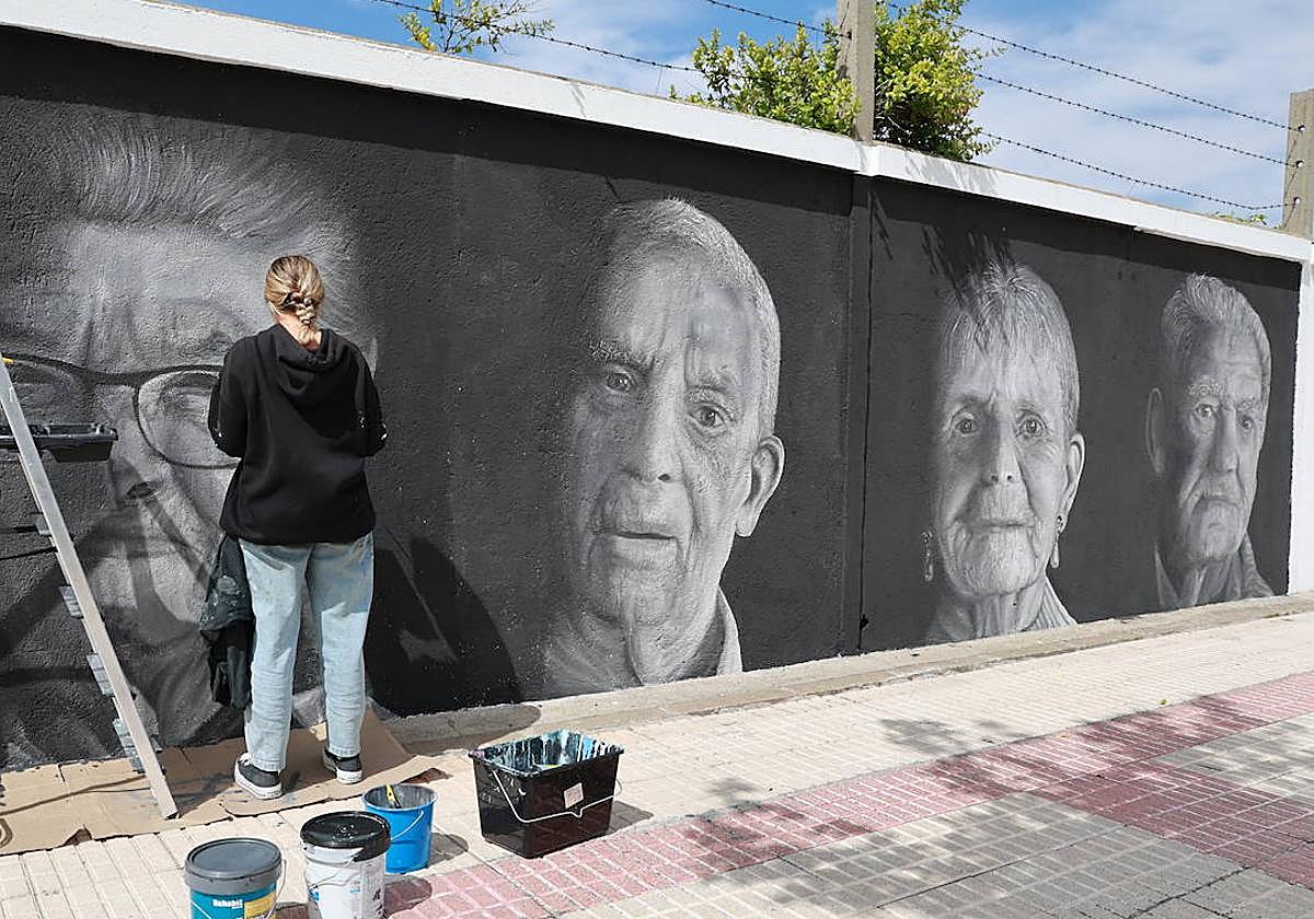 La artista pinta el cuarto rostro del mural que realiza en una residencia de mayores de Salamanca.