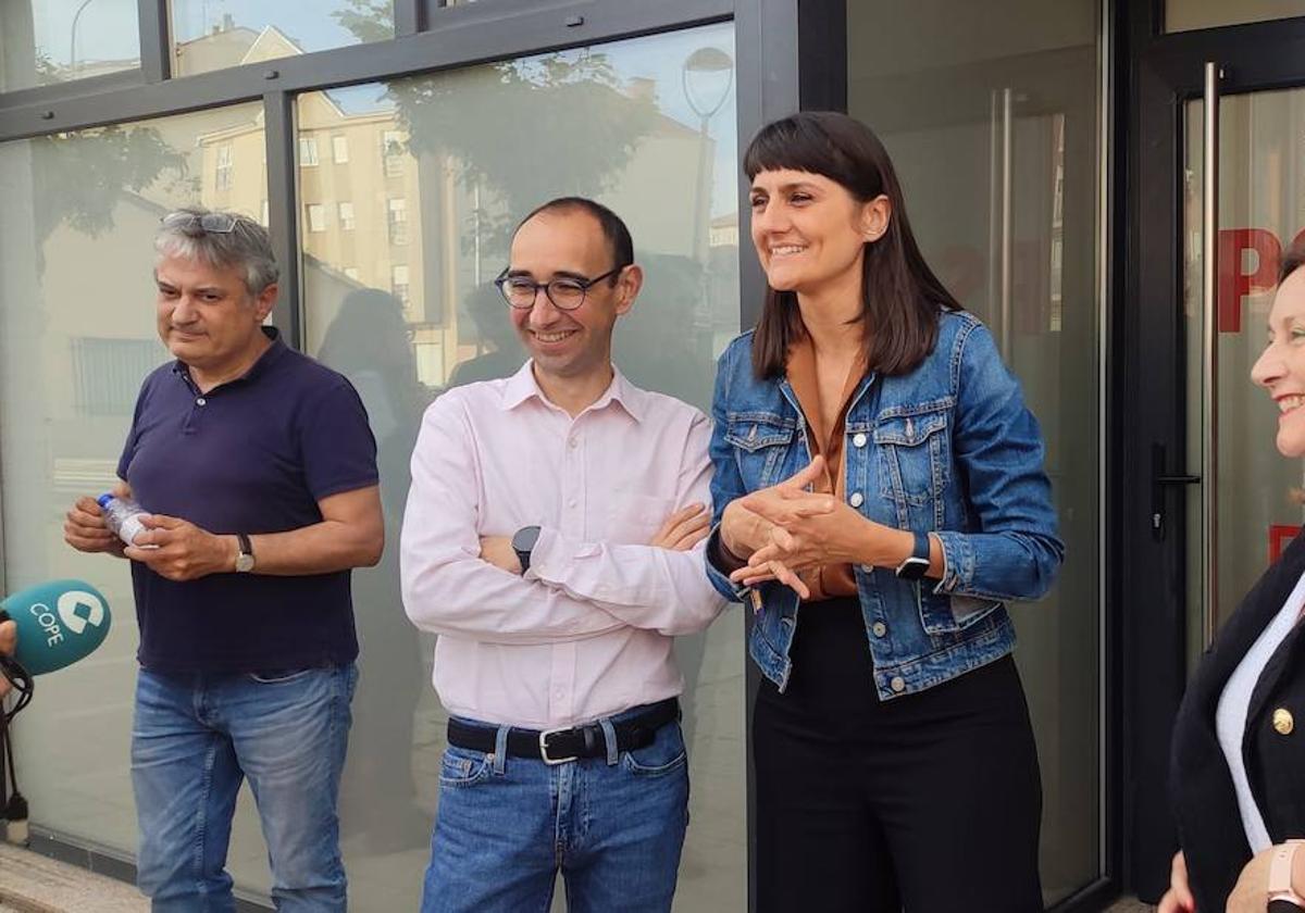 David Serrada, María González y Carmen Ávila en la entrada de la Casa del Pueblo de Peñaranda.