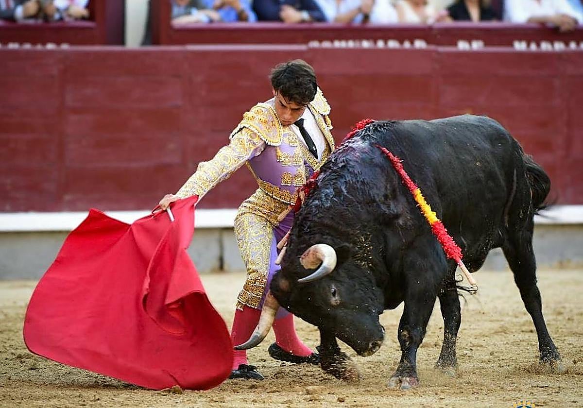 Inicio de faena de Alejandro Chicharro al tercero de Guadaira.