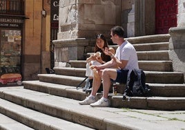 Dos turistas sufriendo el sofocante calor de Salamanca.