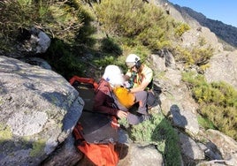 Los servicios de emergencias atienden al montañero.