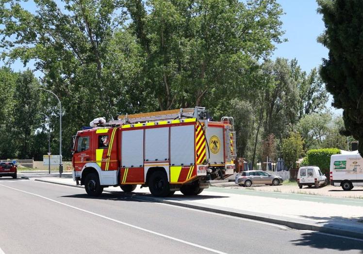 Imagen principal - Los Bomberos intervienen en dos fuegos en la carretera de Aldealengua y en La Aldehuela