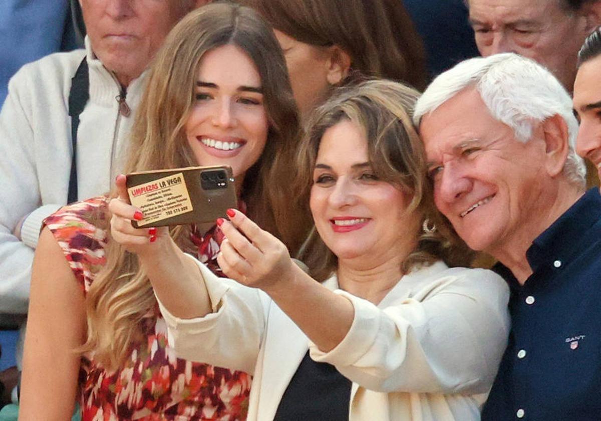Los padres de Ana Soria, encantados de tener a Enrique Ponce como yerno, se pronuncian sobre su 'sí quiero'