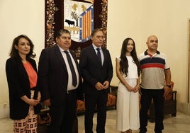 Carlos García Carbayo y Carmen Seguín con representantes del Círculo Hispanoamericano de Salamanca