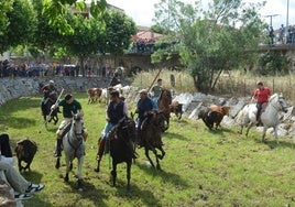 Popular encierro a caballo en la zona del río.