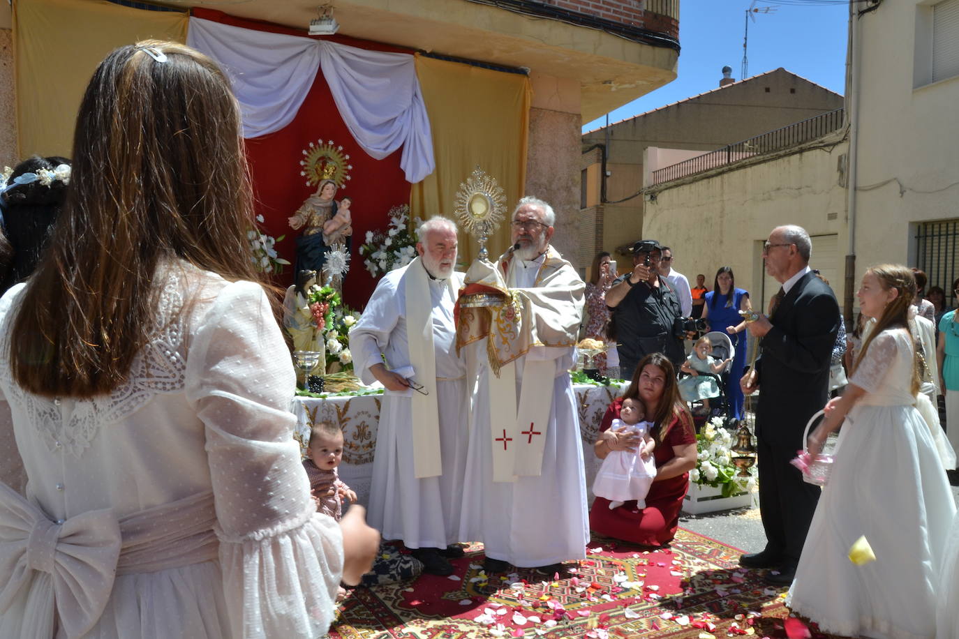 Vitigudino y el fervor del Corpus desfilan por las calles