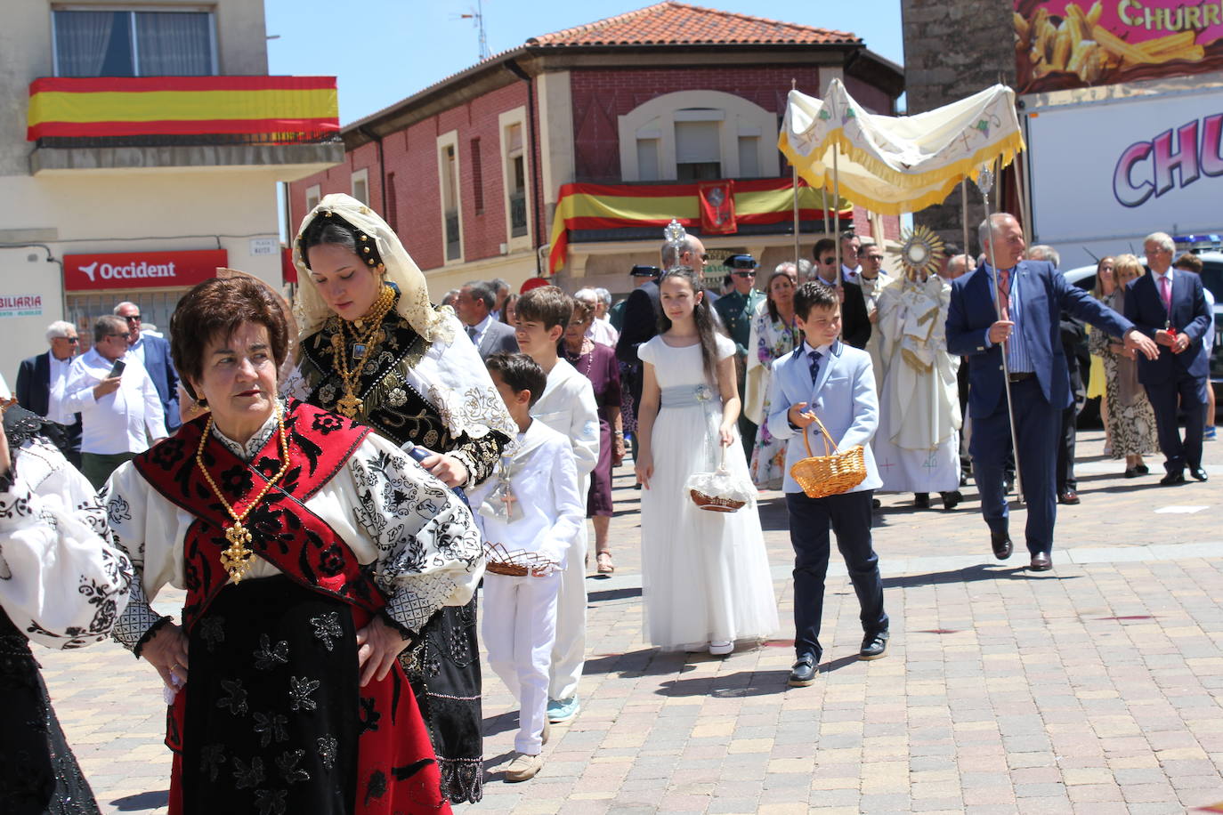 Regocijo y bendiciones múltiples en el Corpus de La Fuente de San Esteban