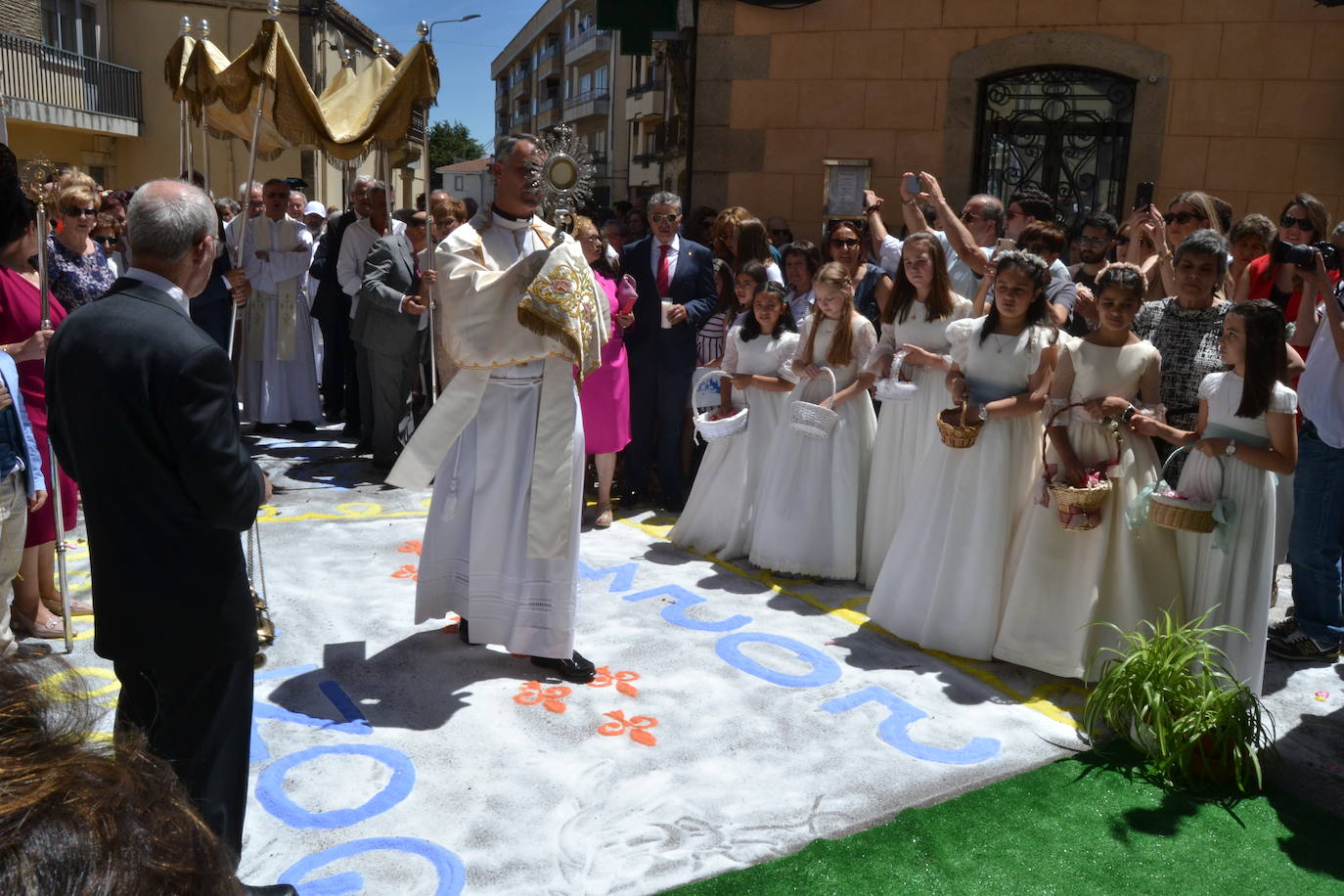 Vitigudino y el fervor del Corpus desfilan por las calles