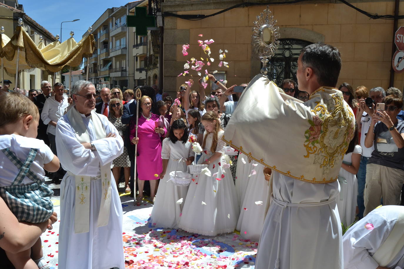 Vitigudino y el fervor del Corpus desfilan por las calles