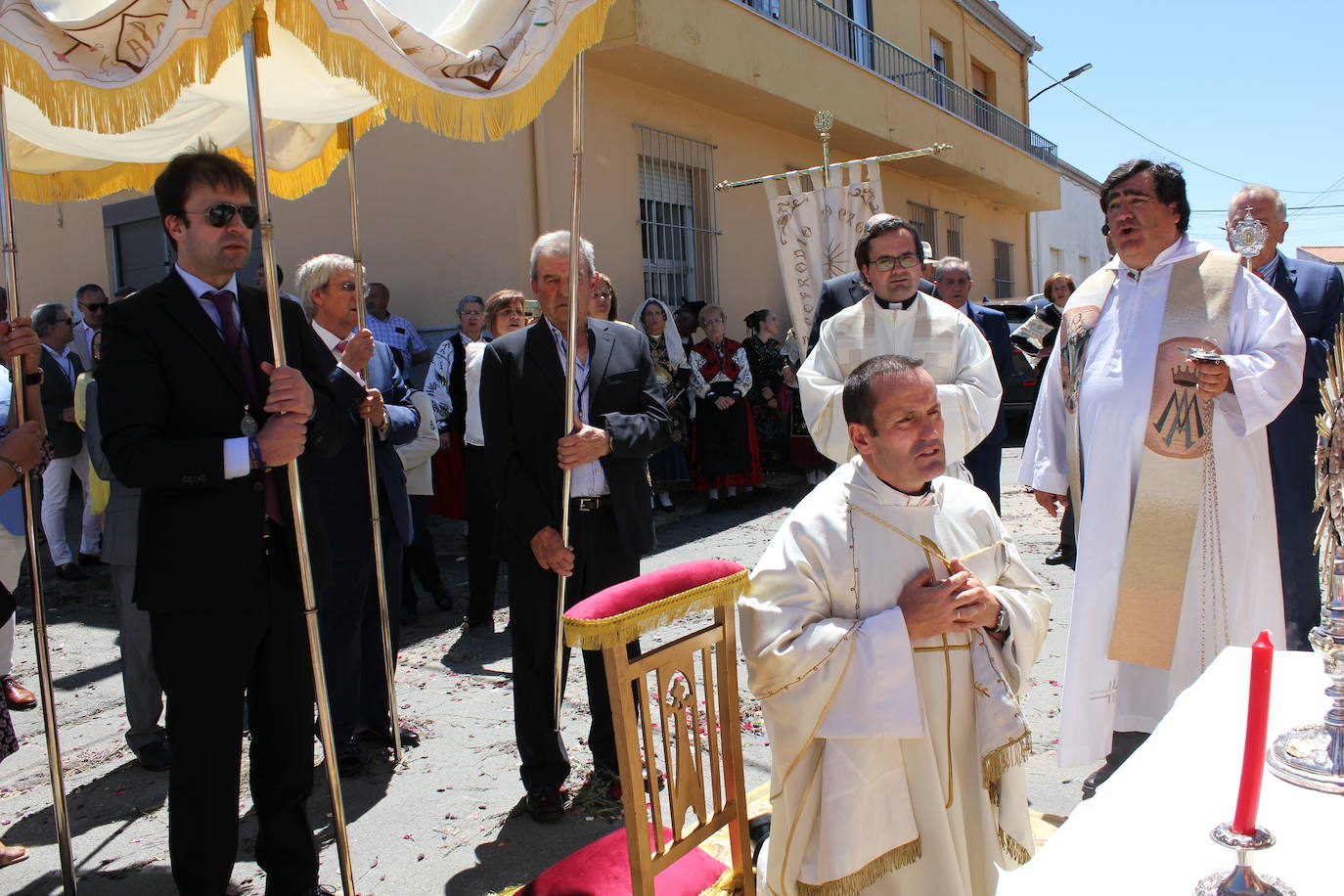 Regocijo y bendiciones múltiples en el Corpus de La Fuente de San Esteban