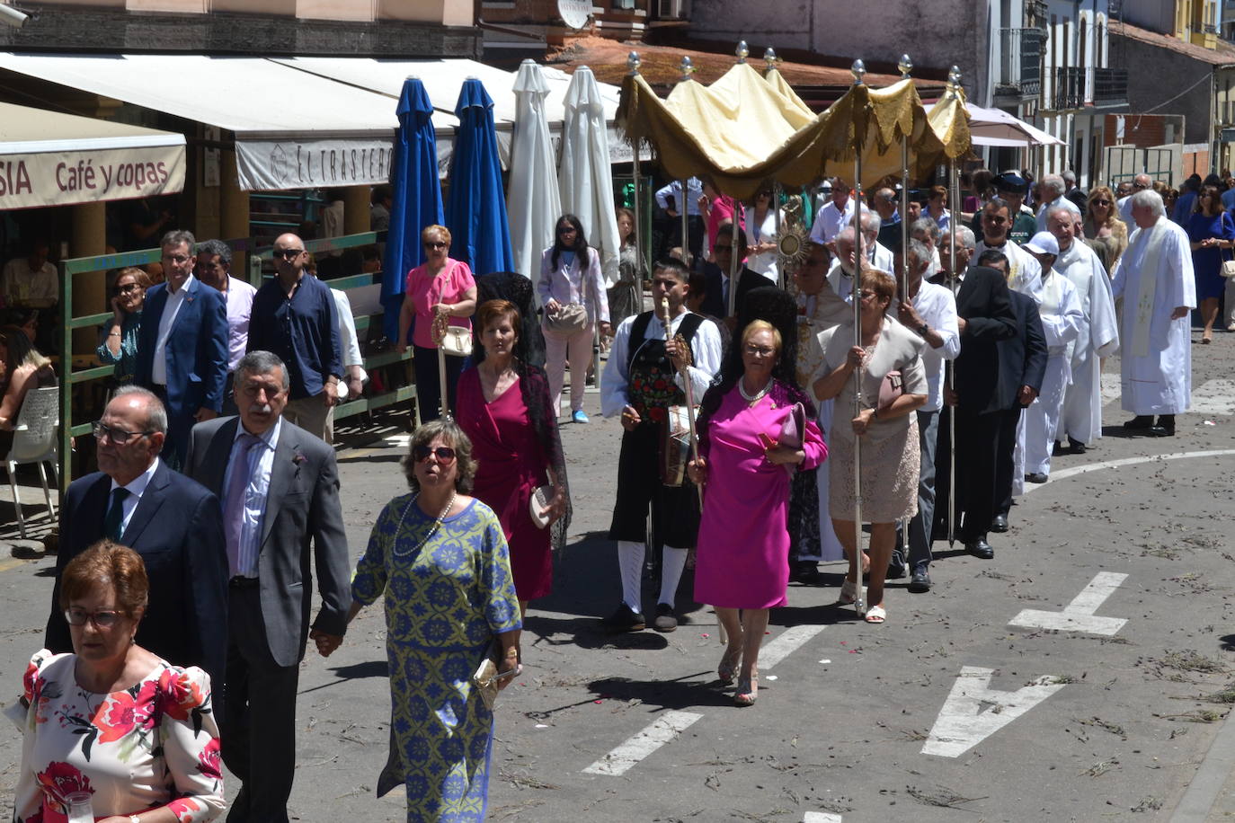 Vitigudino y el fervor del Corpus desfilan por las calles