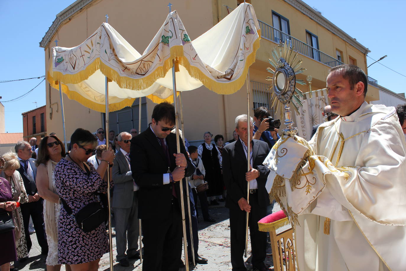 Regocijo y bendiciones múltiples en el Corpus de La Fuente de San Esteban