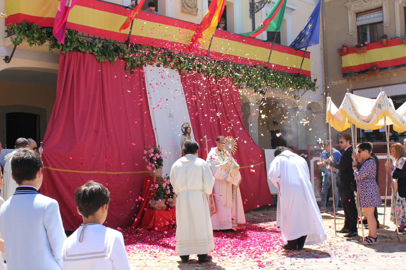 Regocijo y bendiciones múltiples en el Corpus de La Fuente de San Esteban