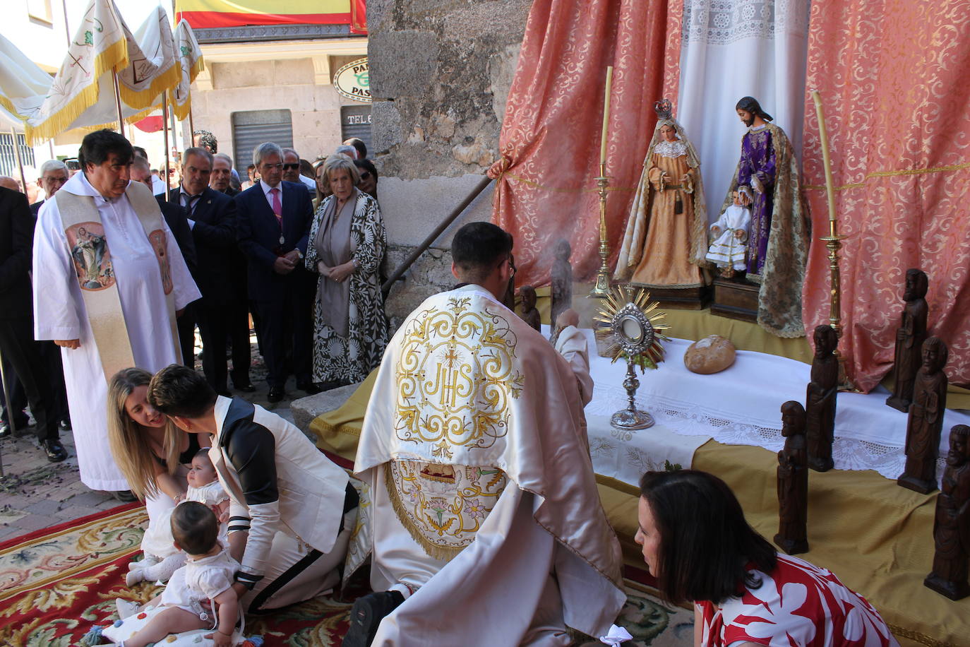 Regocijo y bendiciones múltiples en el Corpus de La Fuente de San Esteban