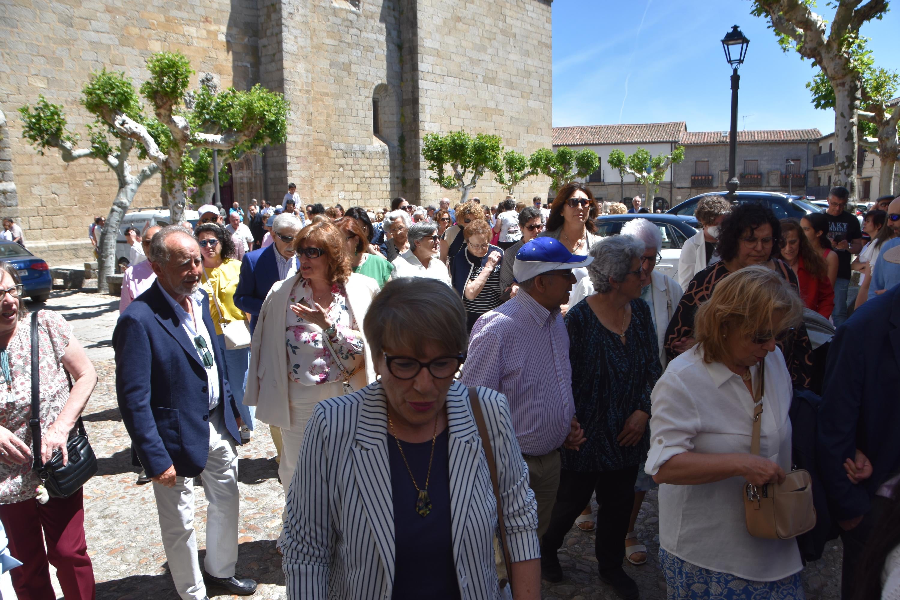 Mantones y pétalos engalanan la villa ledesmina