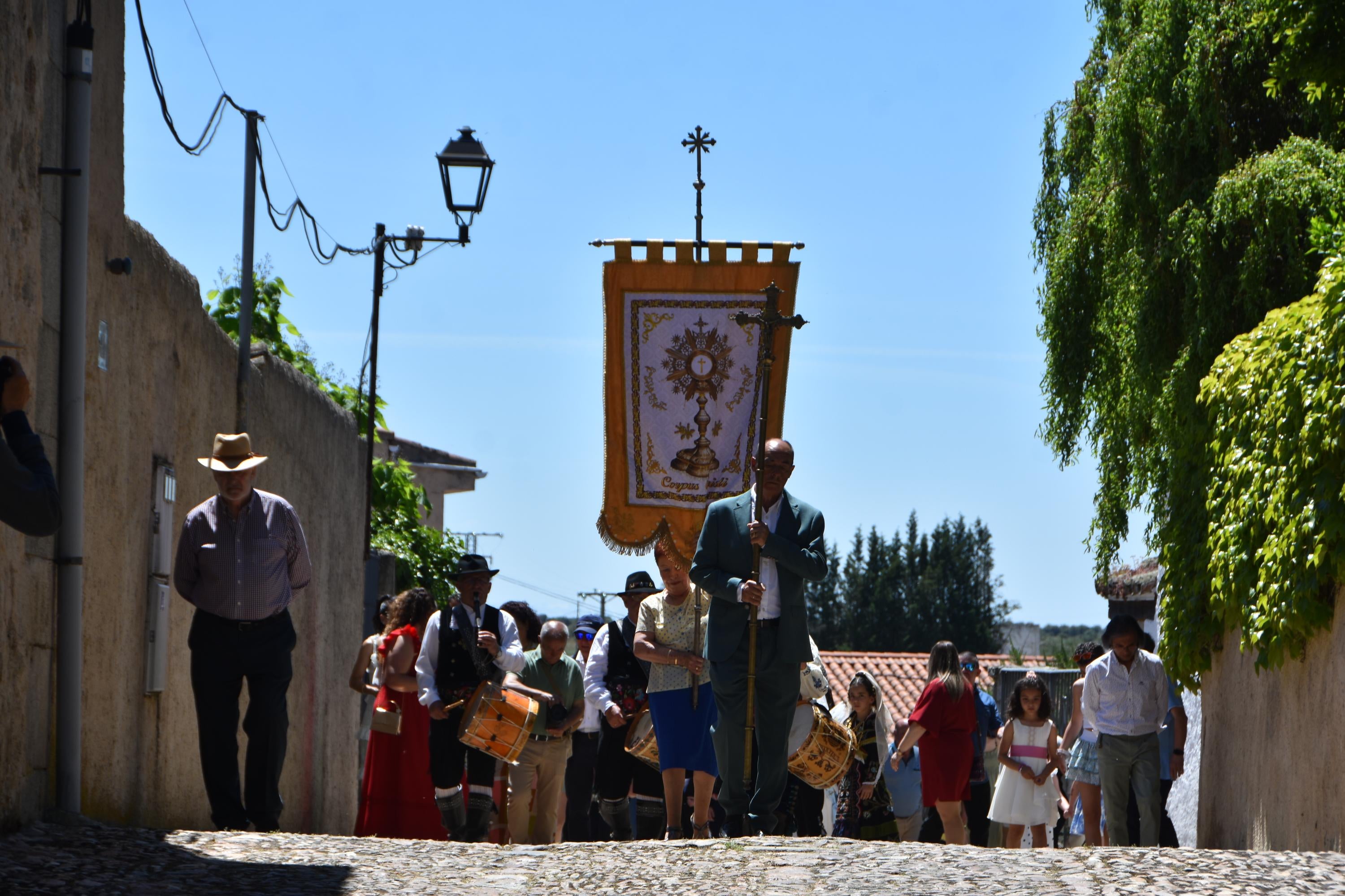 Mantones y pétalos engalanan la villa ledesmina