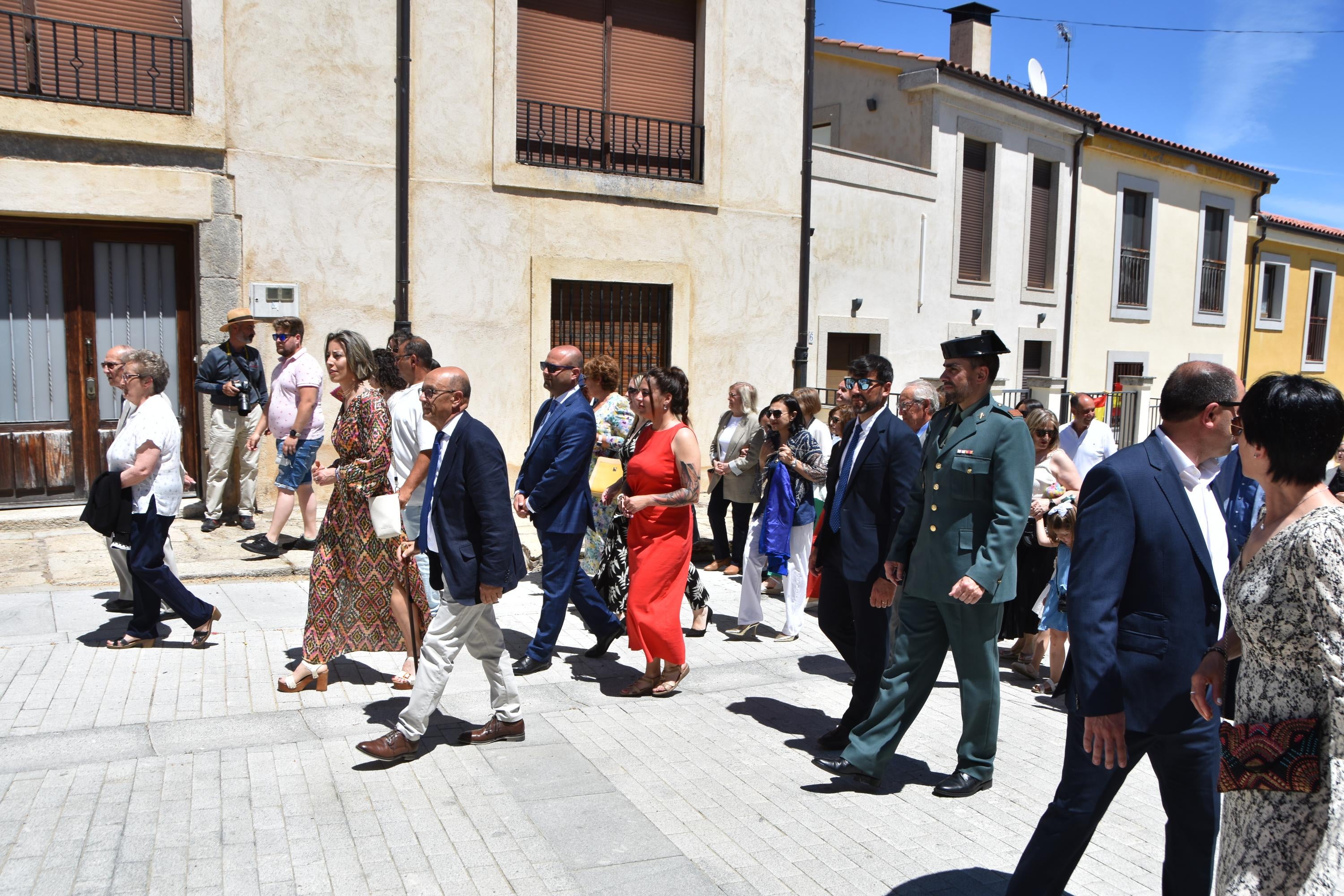 Mantones y pétalos engalanan la villa ledesmina