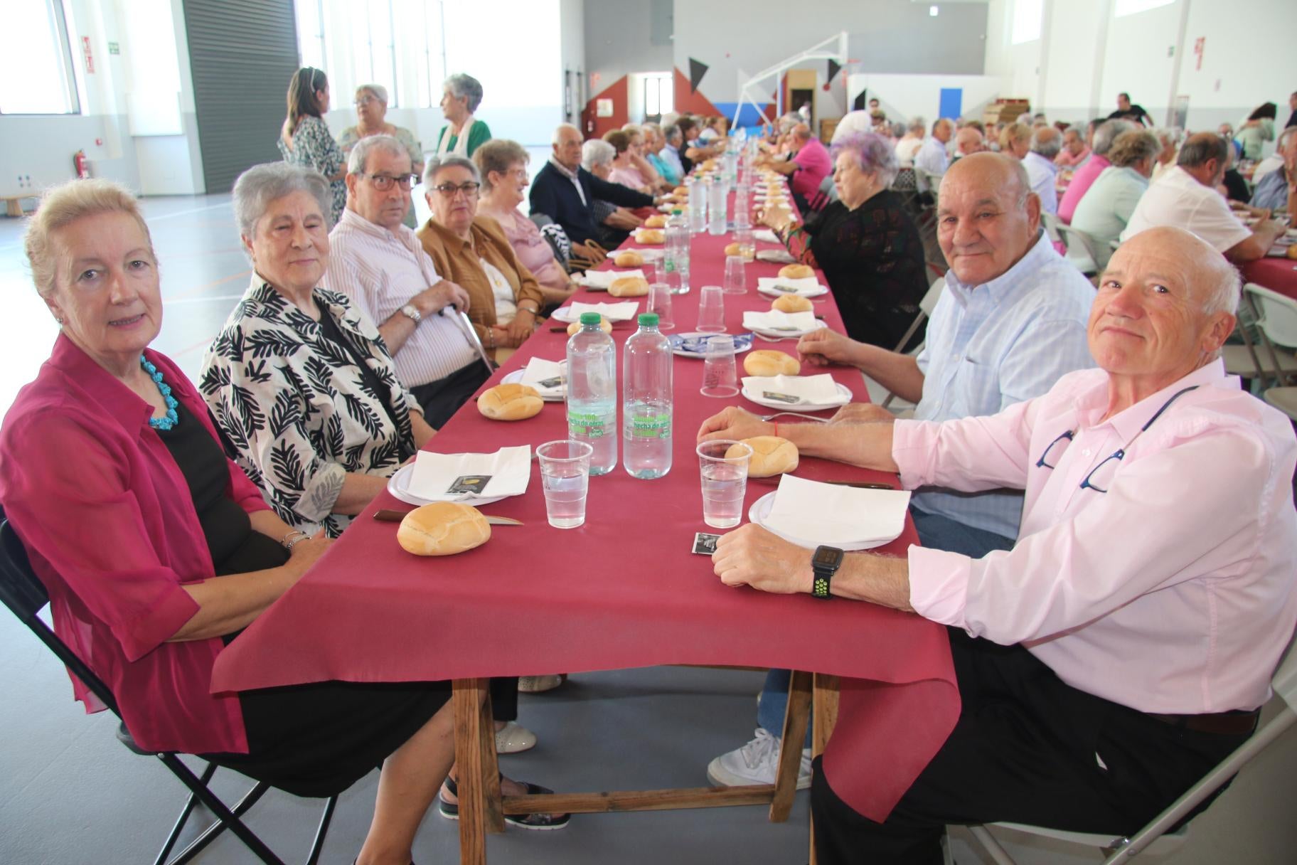 Homenaje y comida de hermandad con los mayores en Villares de la Reina