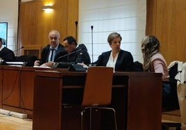 El ya condenado, a la izquierda junto a su letrado, en el banquillo de la Audiencia de Valladolid.