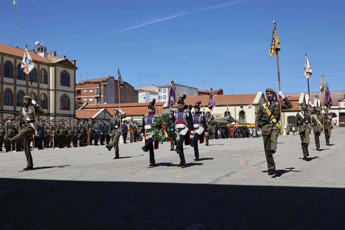 Un recuerdo en el día de San Fernando a los que «sirven más allá de estas fronteras»