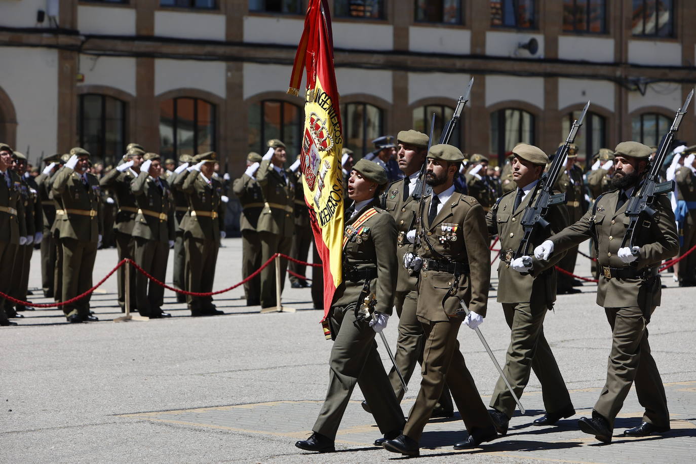 Un recuerdo en el día de San Fernando a los que «sirven más allá de estas fronteras»