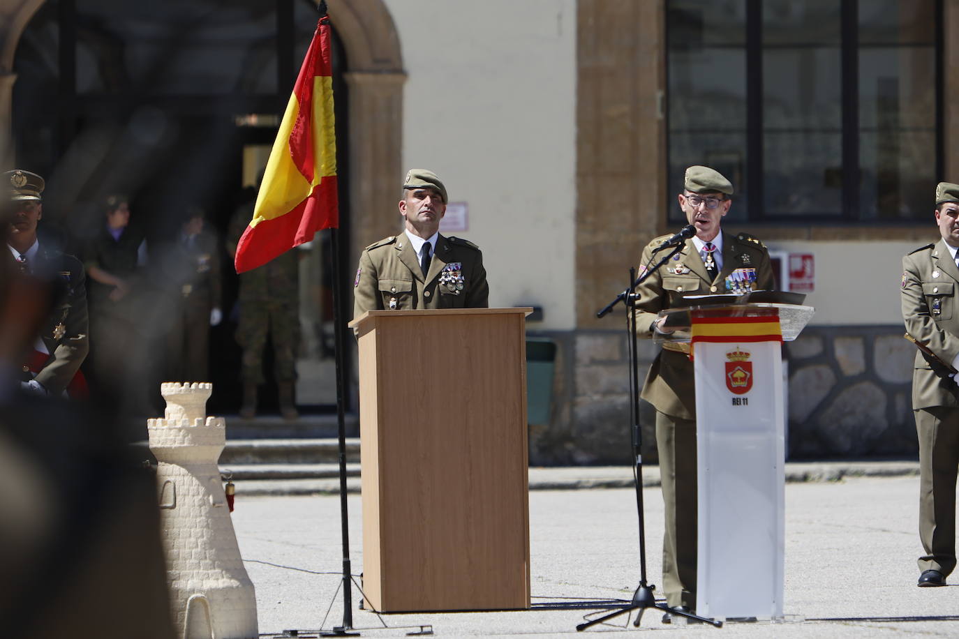 Un recuerdo en el día de San Fernando a los que «sirven más allá de estas fronteras»