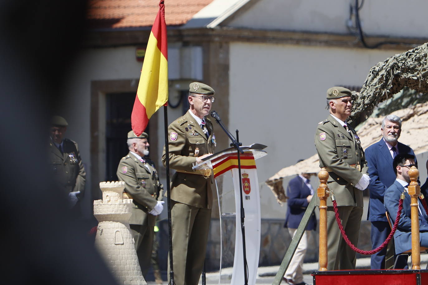 Un recuerdo en el día de San Fernando a los que «sirven más allá de estas fronteras»