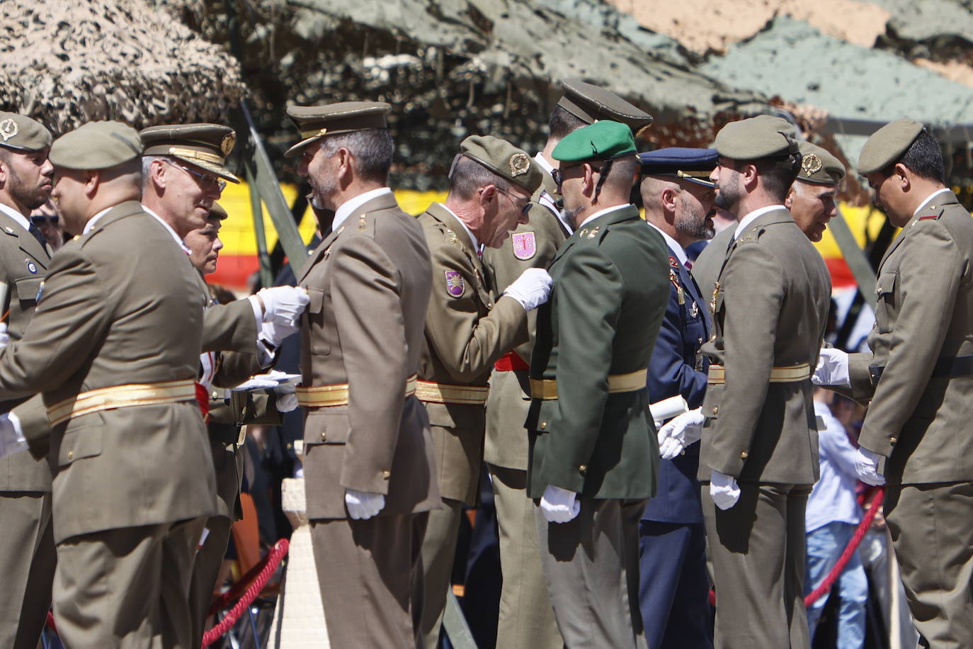 Un recuerdo en el día de San Fernando a los que «sirven más allá de estas fronteras»