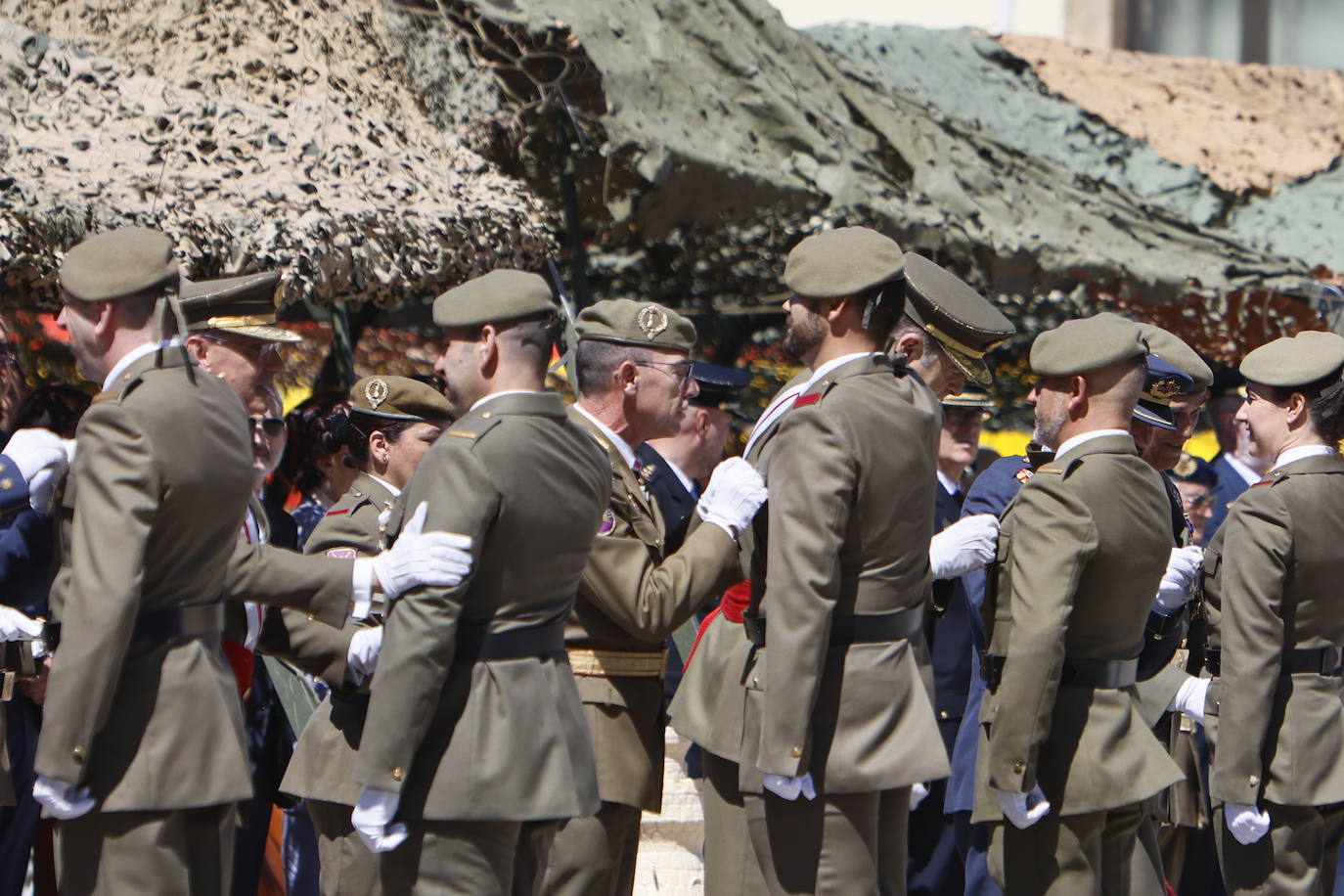 Un recuerdo en el día de San Fernando a los que «sirven más allá de estas fronteras»