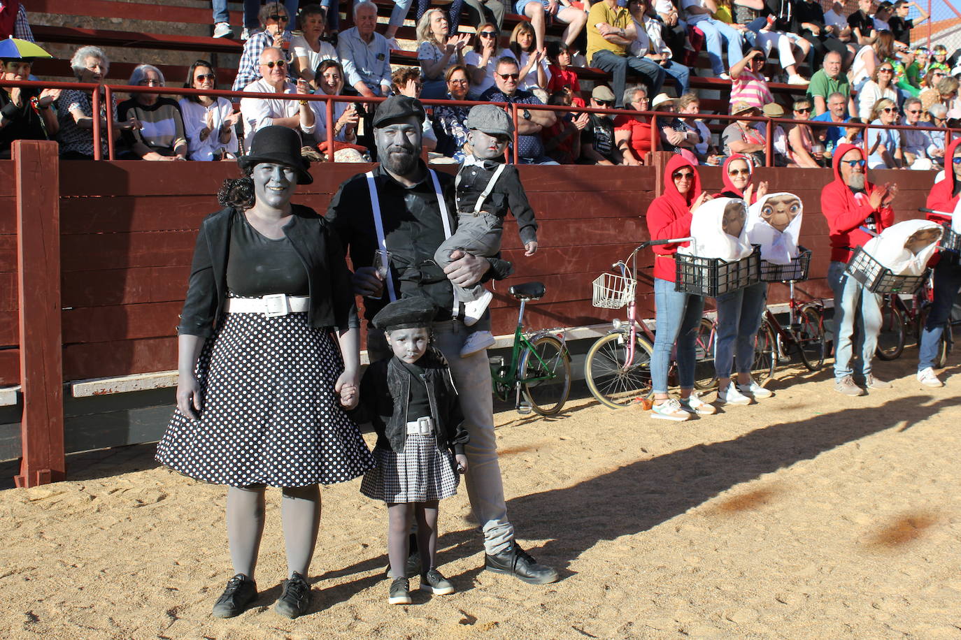 El multitudinario desfile de disfraces en la Fuente de San Esteban, en imágenes