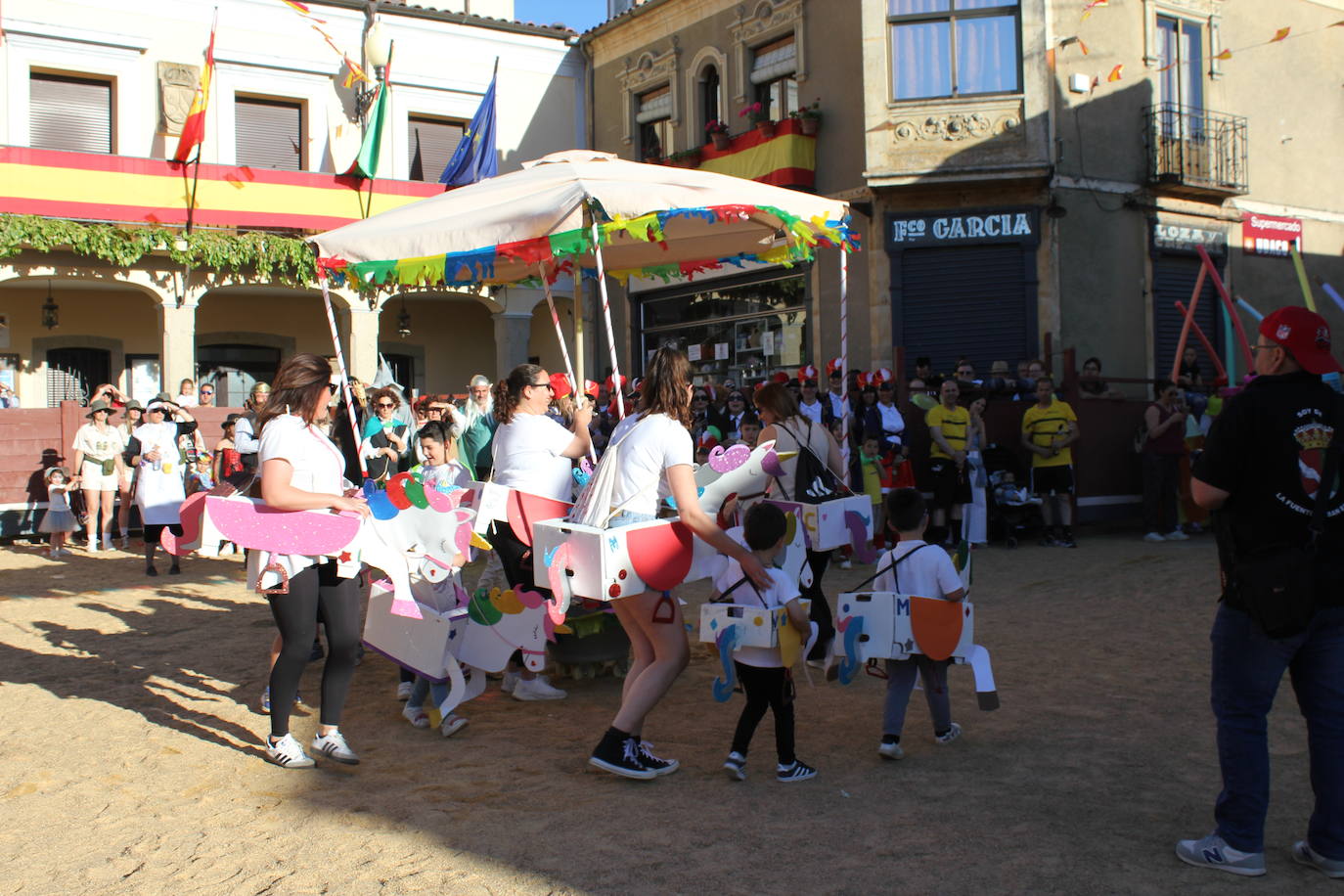 El multitudinario desfile de disfraces en la Fuente de San Esteban, en imágenes