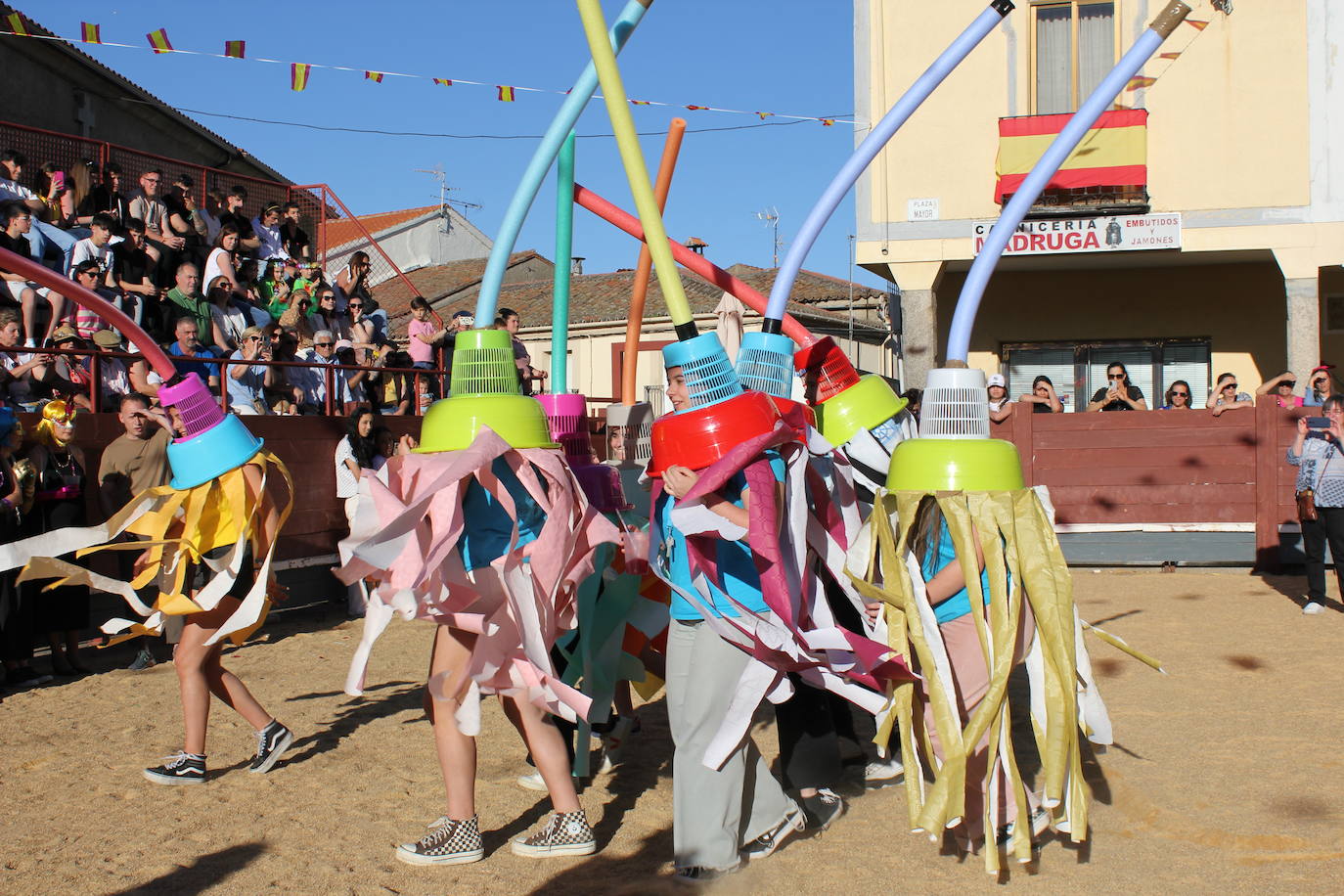 El multitudinario desfile de disfraces en la Fuente de San Esteban, en imágenes