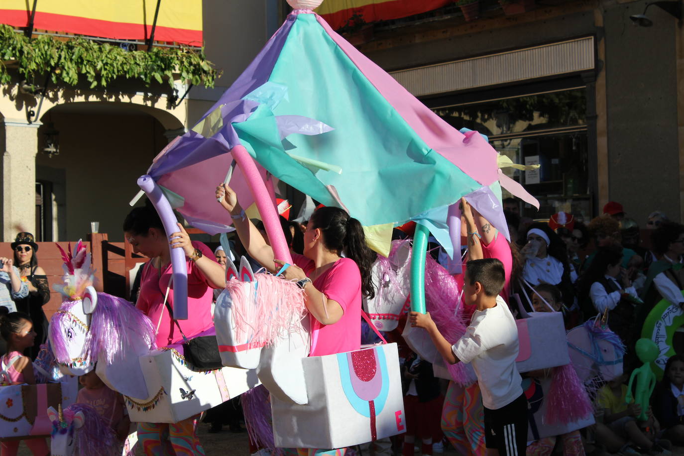 El multitudinario desfile de disfraces en la Fuente de San Esteban, en imágenes