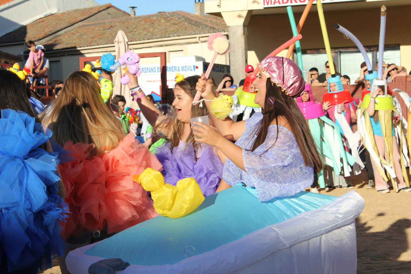 El multitudinario desfile de disfraces en la Fuente de San Esteban, en imágenes