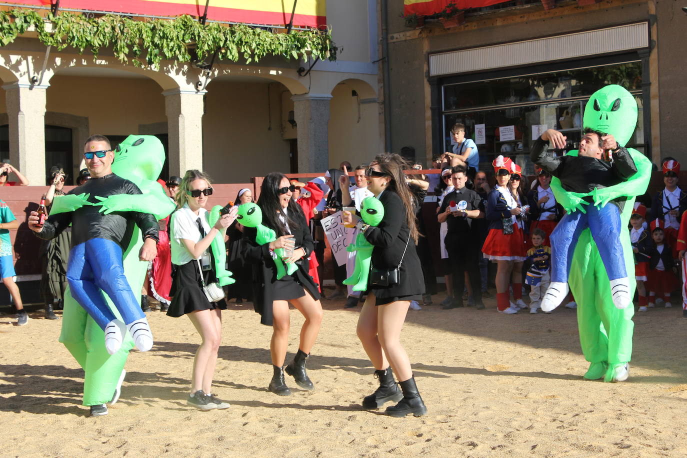 El multitudinario desfile de disfraces en la Fuente de San Esteban, en imágenes