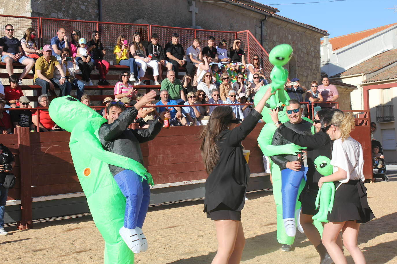 El multitudinario desfile de disfraces en la Fuente de San Esteban, en imágenes