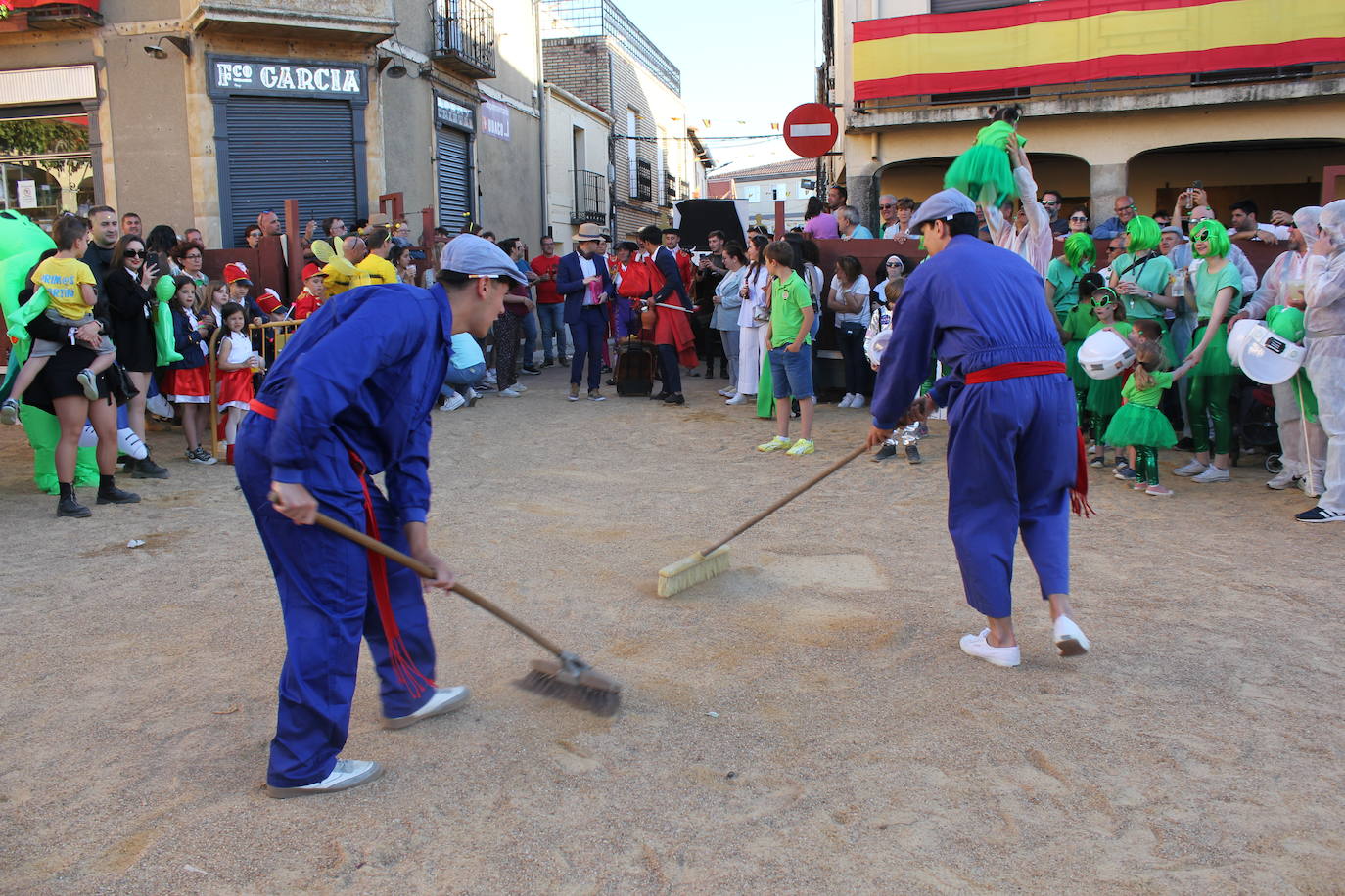 El multitudinario desfile de disfraces en la Fuente de San Esteban, en imágenes